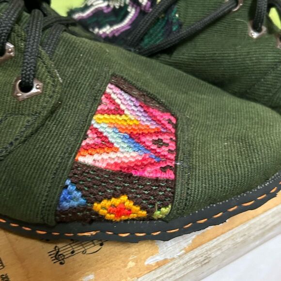 Embroidered Green Women's Shoes tagged as 8.5, but fit more like a 9 or 9.5 - Picture 3 of 16